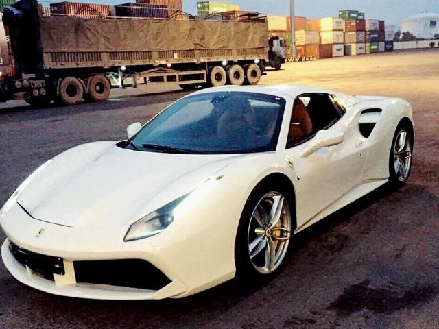 Xe tiền tỷ Ferrari 488 Spider thứ 3 cập bến Việt Nam - 1