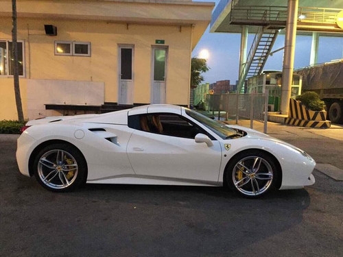 Xe tiền tỷ Ferrari 488 Spider thứ 3 cập bến Việt Nam - 2
