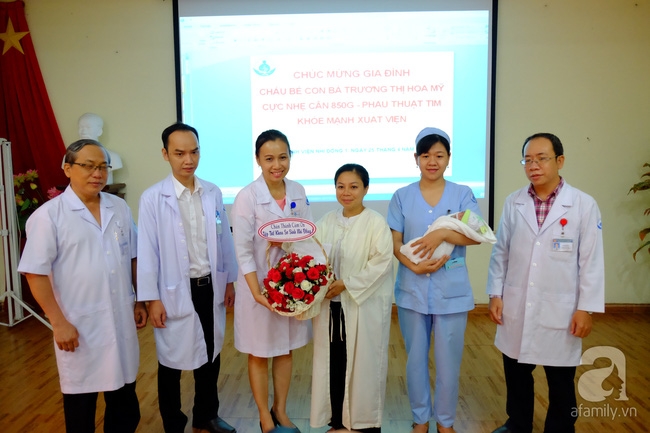 Bé gái bệnh tim nặng, nhỏ bằng bàn tay bác sĩ đã được xuất viện - Ảnh 1.
