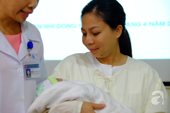 Bé gái bệnh tim nặng, nhỏ bằng bàn tay bác sĩ đã được xuất viện - Ảnh 2.