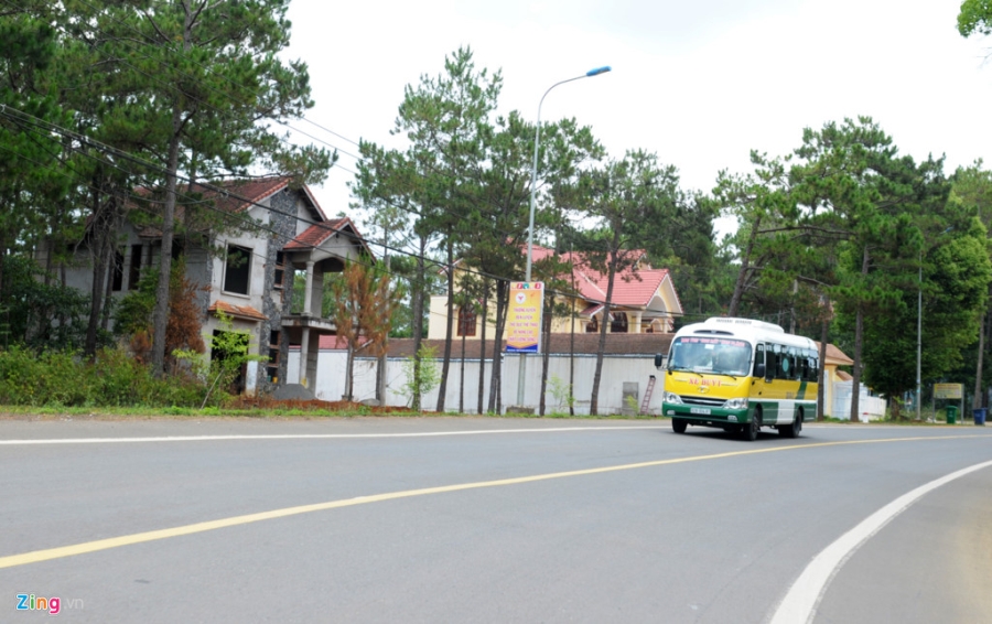 Co dai phu kin hang loat biet thu bo hoang o Kon Tum hinh anh 1