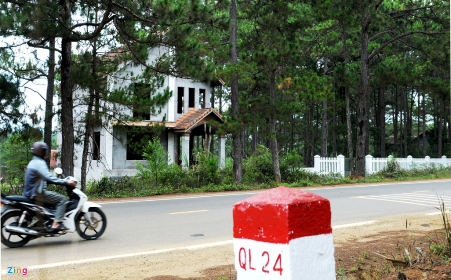 Co dai phu kin hang loat biet thu bo hoang o Kon Tum hinh anh 5