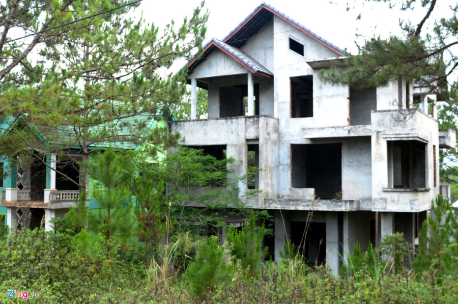 Co dai phu kin hang loat biet thu bo hoang o Kon Tum hinh anh 10