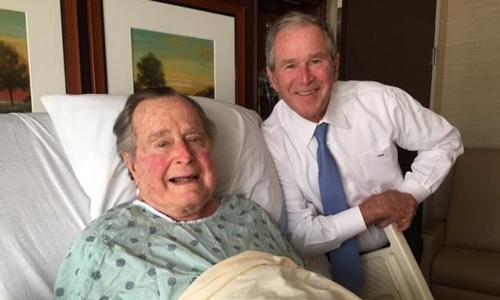 Cha con tổng thống Bush. Ảnh: Reuters