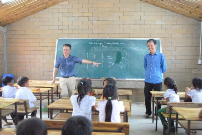 Giáo sư Ngô Bảo Châu (trái) dự khai giảng ở Trường tiểu học Lũng Luông (Võ Nhai, Thái Nguyên) /// Ảnh: Quý Hiên