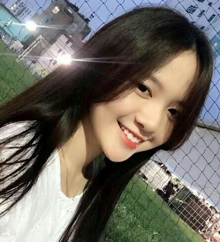 Dan mang tim kiem co gai Sai Gon co nu cuoi toa nang o san bong hinh anh 1