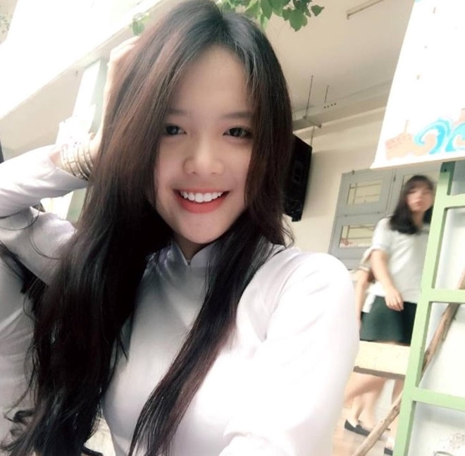 Dan mang tim kiem co gai Sai Gon co nu cuoi toa nang o san bong hinh anh 3
