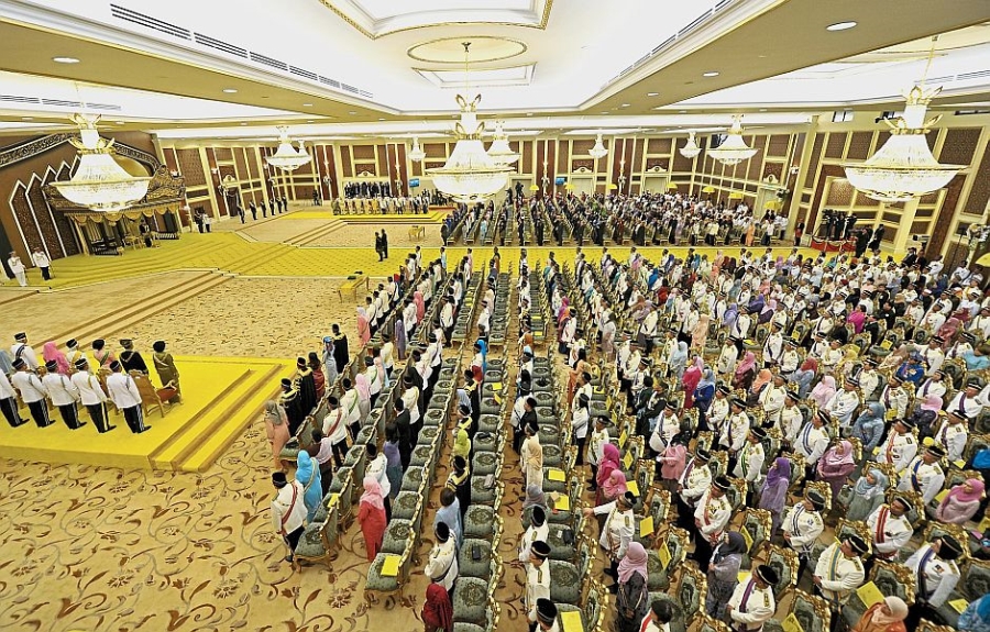 Quoc vuong tre nhat Malaysia dang quang o hoang cung trang le hinh anh 5