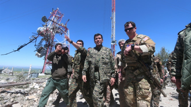 Lính Mỹ cùng lực lượng YPG tại khu vực bị Thổ Nhĩ Kỳ oanh tạc ngày 25.4 /// Reuters