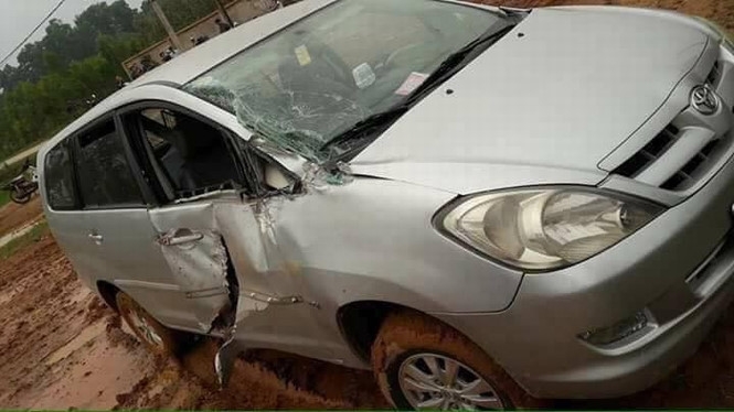 Toyota Innova thử độ cứng với xe tăng tại Vĩnh Phúc ảnh 2
