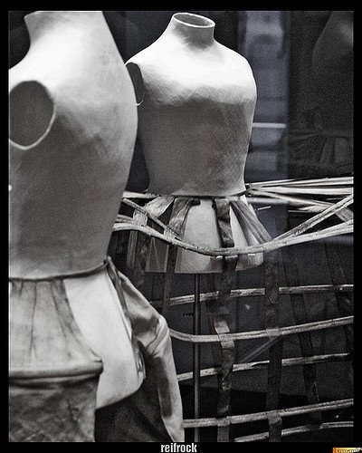 Chiếc váy giết người, đoạt mạng hơn 3.000 phụ nữ suốt hơn 100 năm - Ảnh 4. Chiếc váy giết người, đoạt mạng hơn 3.000 phụ nữ suốt hơn 100 năm - Ảnh 4.