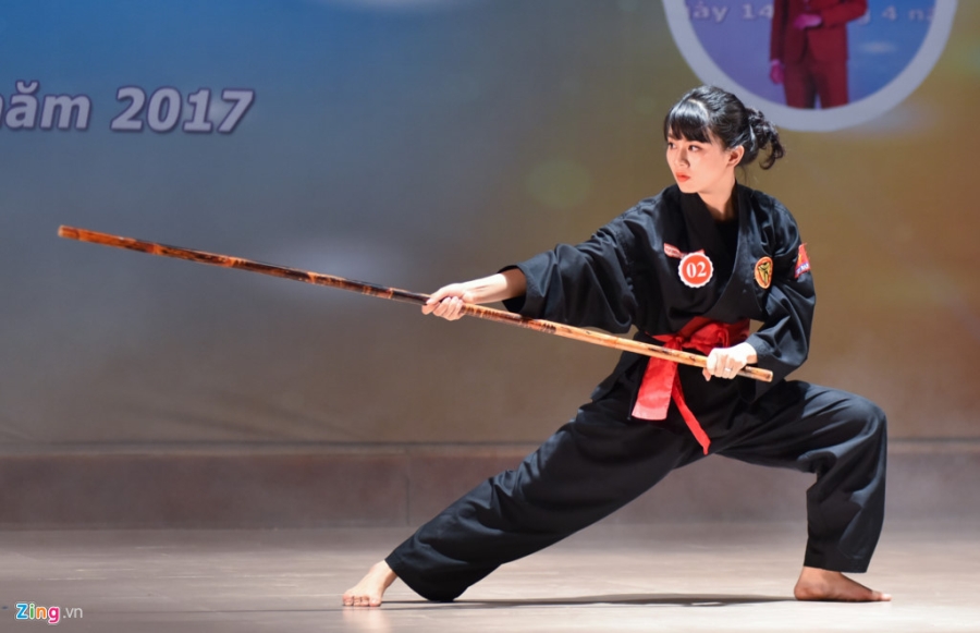 Co gai dung chan dap vo ngoi tro thanh 'nu hoang' truong canh sat hinh anh 5