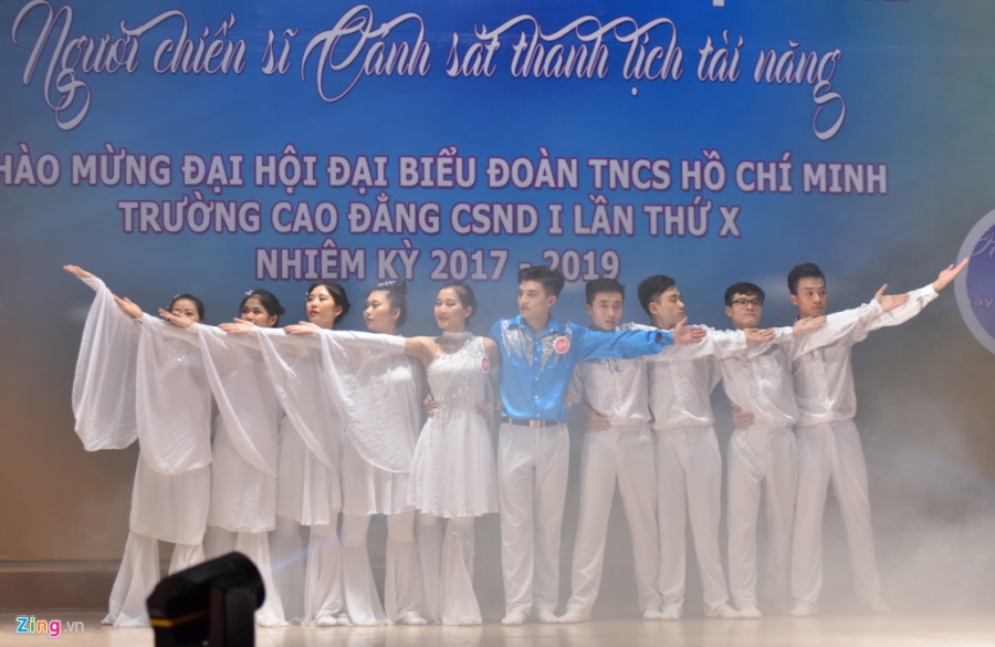 Co gai dung chan dap vo ngoi tro thanh 'nu hoang' truong canh sat hinh anh 8