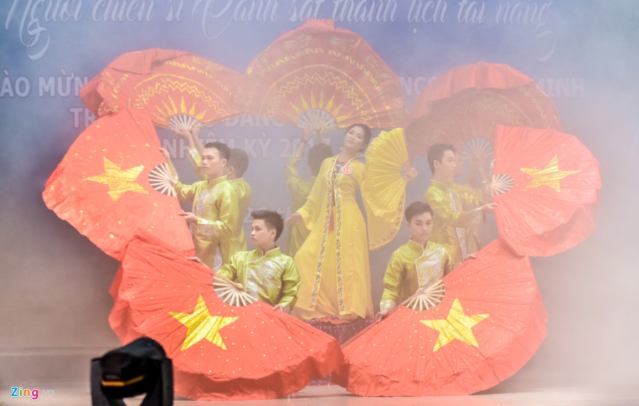 Co gai dung chan dap vo ngoi tro thanh 'nu hoang' truong canh sat hinh anh 9