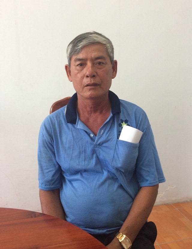  Ông Nguyễn Văn Bé kể lại cho PV nghe việc ông phát hiện dấu hiệu sụt lún bất thường ở bờ sông Hậu. 