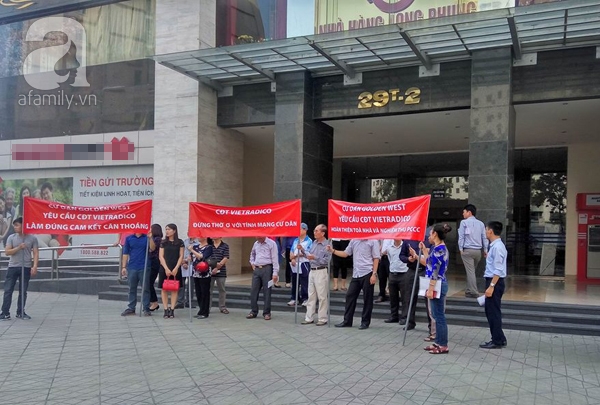 Hà Nội: Quá bức xúc, cư dân chung cư Golden West đại náo văn phòng chủ đầu tư - Ảnh 2.