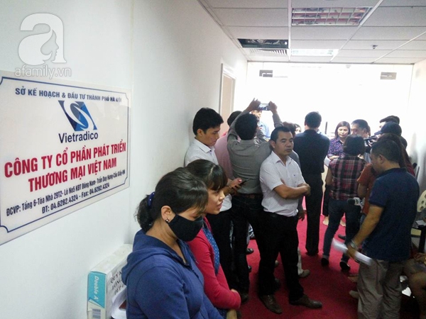 Hà Nội: Quá bức xúc, cư dân chung cư Golden West đại náo văn phòng chủ đầu tư - Ảnh 3.