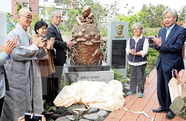  Lễ khánh thành bức tượng đồng Xin lỗi Việt Nam (Pieta Việt Nam) tại Trung tâm Hòa bình St. Francis trên đảo Jeju của Hàn Quốc. (Nguồn: Yonhap/TTXVN) 