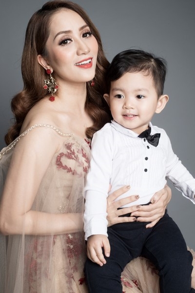Khanh Thi lan dau hat cung con trai trong san pham moi hinh anh 1