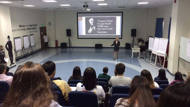 Vào hai ngày 22 và 23.4, trong chương trình Innovation Roadmap (Lộ trình sáng tạo), GS Trương Nguyện Thành, Phó hiệu trưởng Trường ĐH Hoa Sen, đã mặc quần ngắn, áo vest (hoặc áo thun), để giảng bài /// Ảnh: Vũ Anh