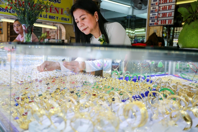 Phố vàng bạc Sài Gòn tấp nập ngày đầu ra mắt