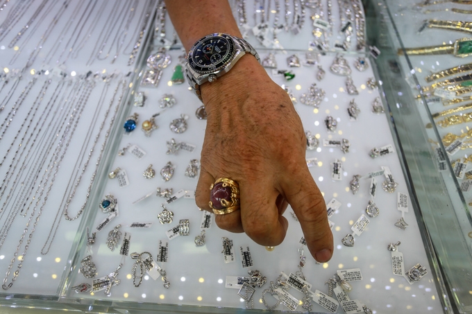 Phố vàng bạc Sài Gòn tấp nập ngày đầu ra mắt