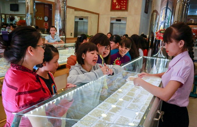 Phố vàng bạc Sài Gòn tấp nập ngày đầu ra mắt