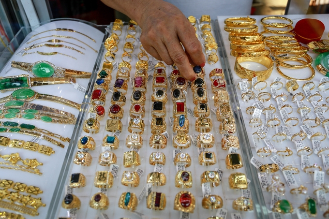 Phố vàng bạc Sài Gòn tấp nập ngày đầu ra mắt