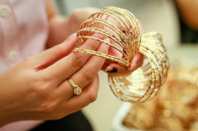 Phố vàng bạc Sài Gòn tấp nập ngày đầu ra mắt