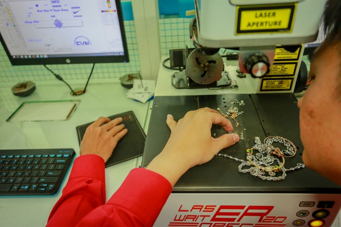 Phố vàng bạc Sài Gòn tấp nập ngày đầu ra mắt