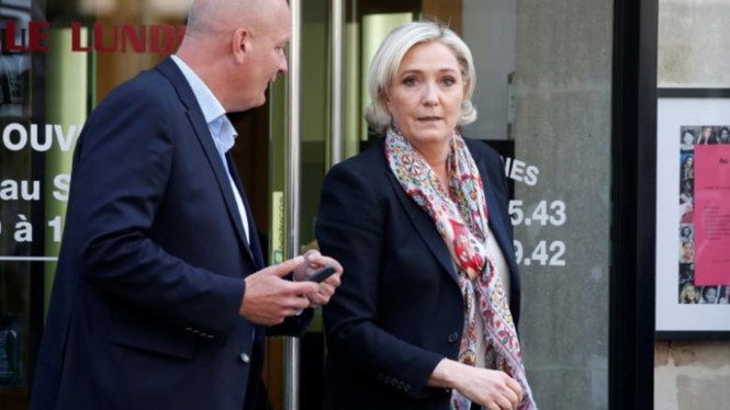 Tổng thống Pháp kêu gọi nội các không ủng hộ ứng viên Marine Le Pen (trái) /// Reuters