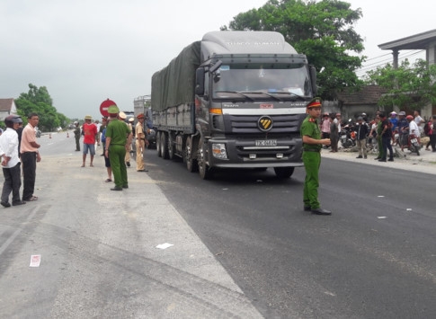 Xe tải đâm xe máy, 2 ông bà tử vong, cháu 4 tuổi bị thương nặng - ảnh 2
