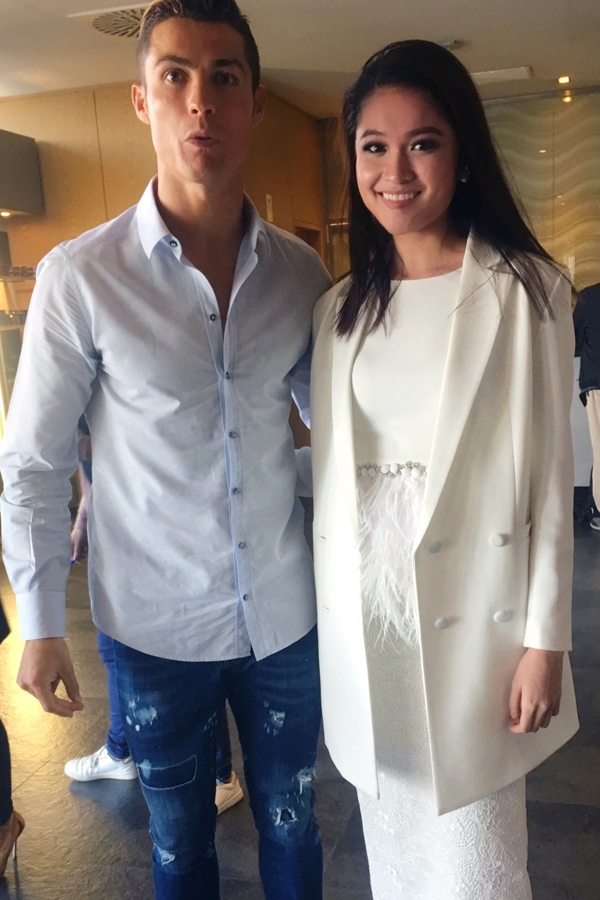 a-hau-thuy-dung-duoc-danh-thu-c-ronaldo-om-eo-o-tay-ban-nha