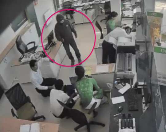  Camera an ninh ghi lại hình ảnh kẻ cướp bịt mặt xông vào ngân hàng Vietcombank chi nhánh Duyên Hải. Ảnh cắt ra từ clip 