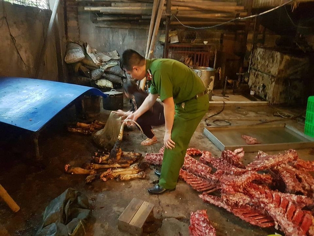  Hơn 2 tấn thực phẩm bẩn bị cơ quan chức năng buộc tiêu hủy tại Hà Nội. Ảnh: C.Phương 
