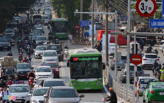 Ha Noi thi diem phuong an cho buyt thuong chay vao duong BRT hinh anh 1