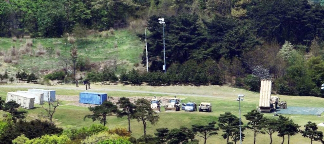 Bộ phận đánh chặn của THAAD được nhìn thấy ở huyện Seongju, phía nam Hàn Quốc ngày 26.4 /// Reuters