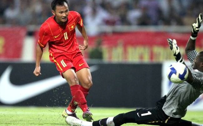 Tuyen Viet Nam tung khien tan HLV Thai Lan bi sa thai hinh anh 1