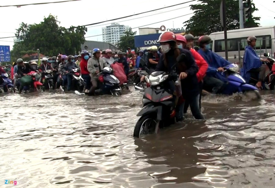 Hang van nguoi ‘na tho’ roi Sai Gon trong canh ngap nuoc, ket xe hinh anh 4