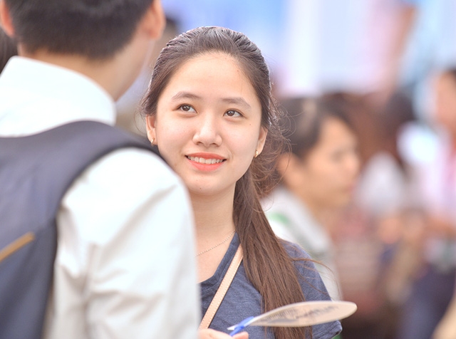 Trong số các sinh viên ấy có nhiều cô gái xinh xắn cuốn hút ánh mắt của mọi người.