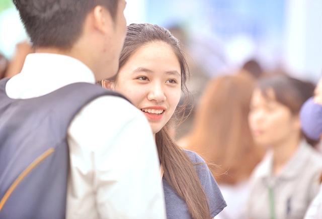 Cô gái này mang vẻ đẹp mộc mạc, dù trên khuôn mặt chỉ điểm chút son môi nhưng cũng đủ khiến nhiều chàng trai phải ngoái nhìn.