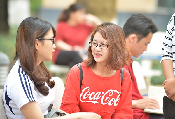 Cô ấy có thể hồn nhiên ngồi trên ghế đá trò chuyện cùng bạn bè