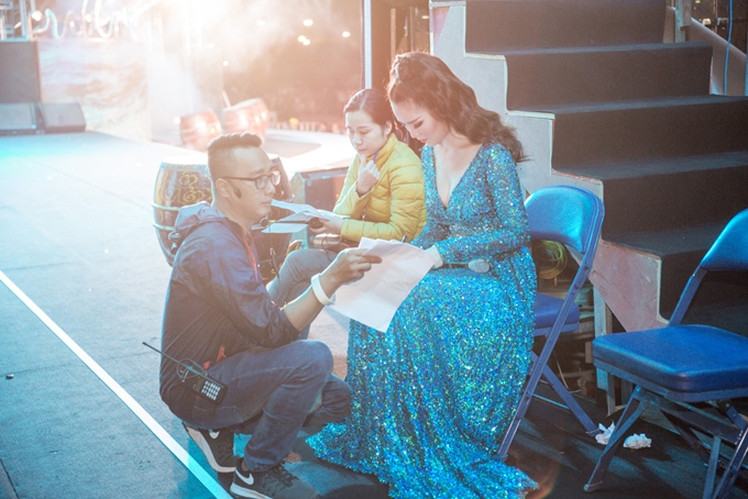 a-hau-thuy-van-do-ve-goi-cam-ben-ho-ngoc-ha-2