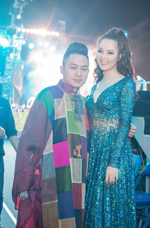 a-hau-thuy-van-do-ve-goi-cam-ben-ho-ngoc-ha-7