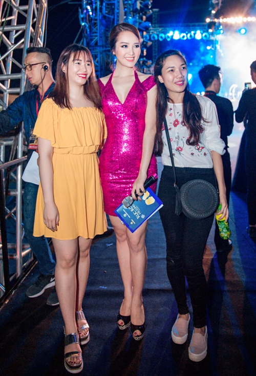 a-hau-thuy-van-do-ve-goi-cam-ben-ho-ngoc-ha-9