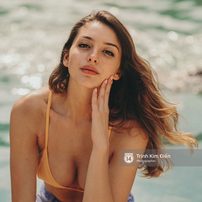 Cận cảnh khuôn mặt xinh đẹp và thân hình nóng bỏng chết người của cô nàng Celine Farach! - Ảnh 11.