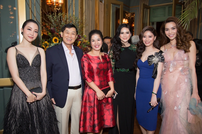 cuu-dien-vien-thuy-tien-dat-do-hieu-song-doi-chong-du-tiec-thoi-trang-5