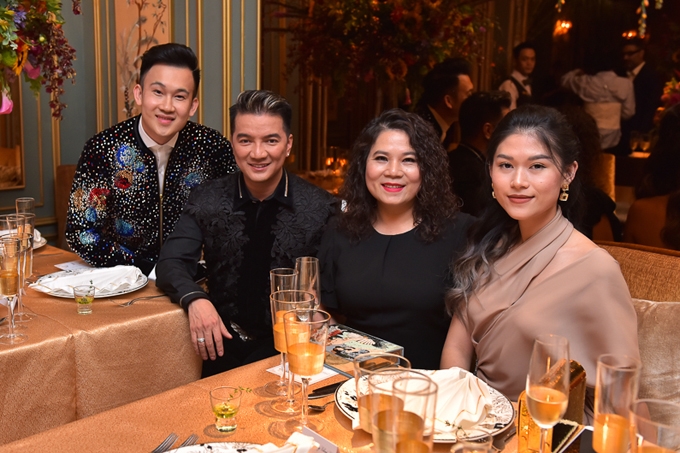 cuu-dien-vien-thuy-tien-dat-do-hieu-song-doi-chong-du-tiec-thoi-trang-7