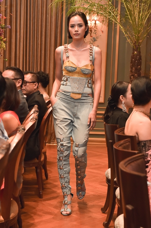 cuu-dien-vien-thuy-tien-dat-do-hieu-song-doi-chong-du-tiec-thoi-trang-10