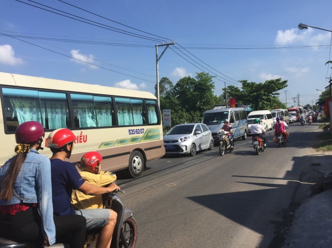 Đổ xô đi chơi lễ, phà Vàm Cống kẹt cứng 7 tiếng 